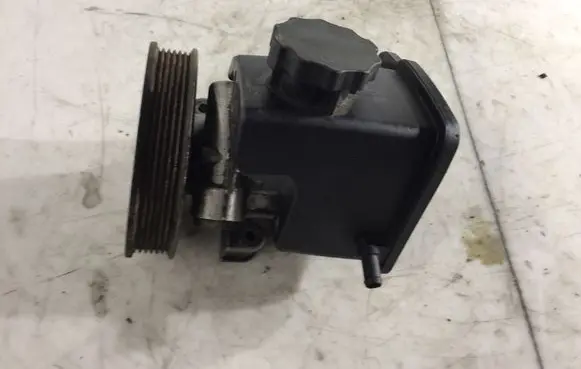 Mercedes-Benz Vito Viano W638 Power steering pump A6042360010