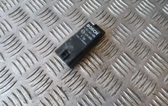Volkswagen Crafter Glow plug pre-heat relay 0281003028