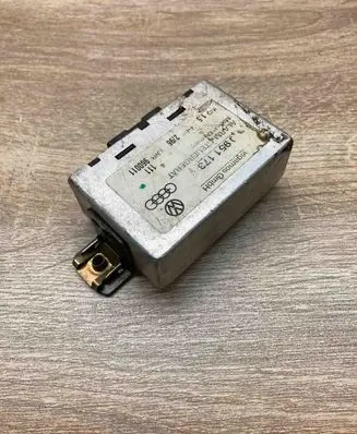 Audi A6 S6 C4 4A Alarm control unit/module 4A0951173