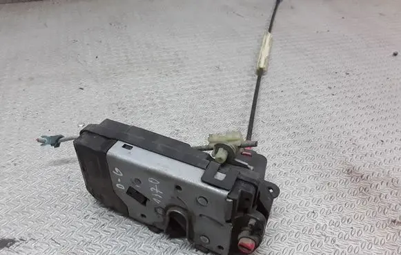Opel Zafira B Rear door lock 13210739