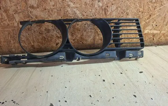 BMW 5 E34 Under headlight/headlamp trim 843175R
