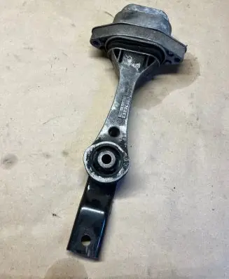 Skoda Octavia Mk1 (1U) Engine mount bracket 1J0199851