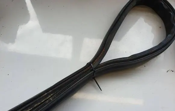 Opel Zafira B Engine compartment rubber