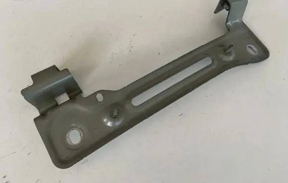 Audi Q7 4M Fender mounting bracket 4M0821432