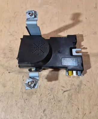 Audi A3 S3 8P Aerial antenna amplifier 8P4035225 7617310104
