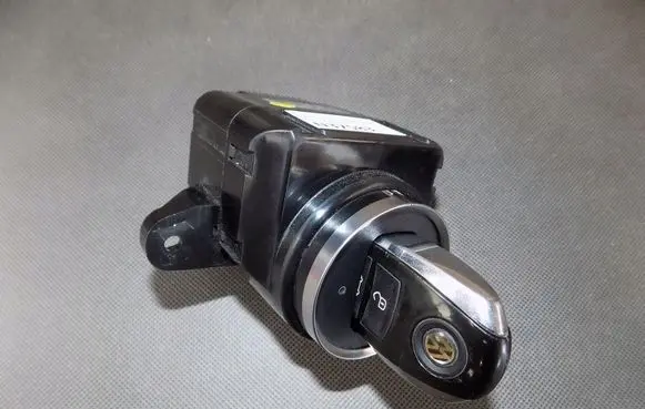 Volkswagen Touareg II Ignition lock 7P6905843