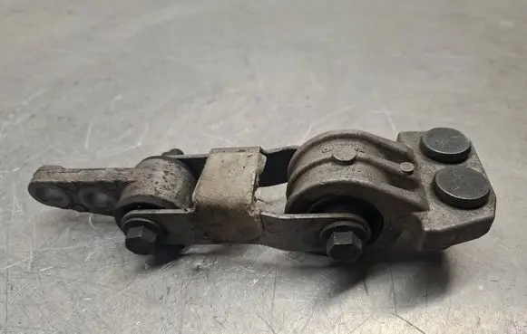 Volvo XC70 Engine mount bracket 30680750