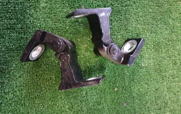 Skoda Octavia Mk3 (5E) Rear door lower hinge 8K0831401B 8K0831401E
