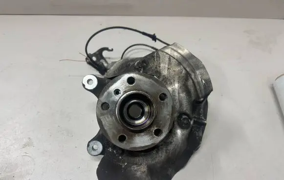 BMW 2 F45 Front wheel hub spindle knuckle 6876645