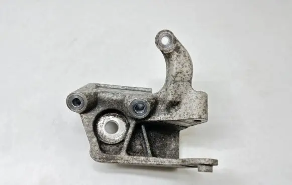 Engine mounting bracket