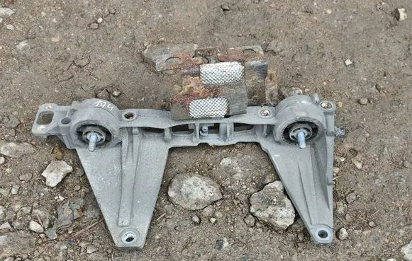 Engine mounting bracket