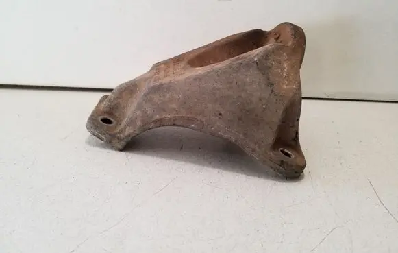 Engine mounting bracket