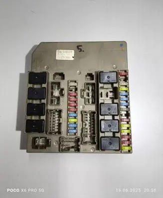 Renault Clio III Fuse module 674660A 16062025
