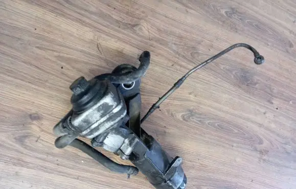 Oil filter mounting bracket