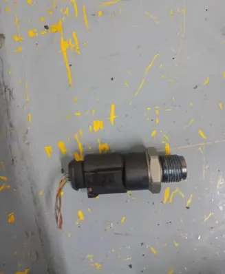 Volkswagen PASSAT B6 Fuel pressure sensor 4D0971993