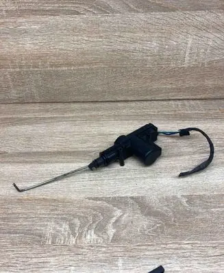 Volkswagen Caddy Central locking motor 932037992