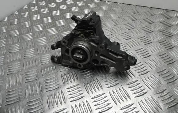 Mercedes-Benz C AMG W204 Fuel injection high pressure pump A6460700201