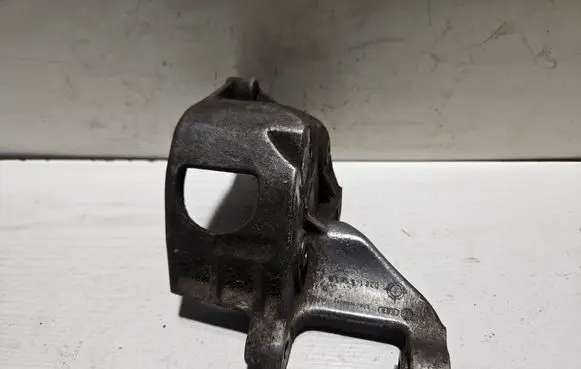 Volkswagen PASSAT B4 Engine mounting bracket 028145523B