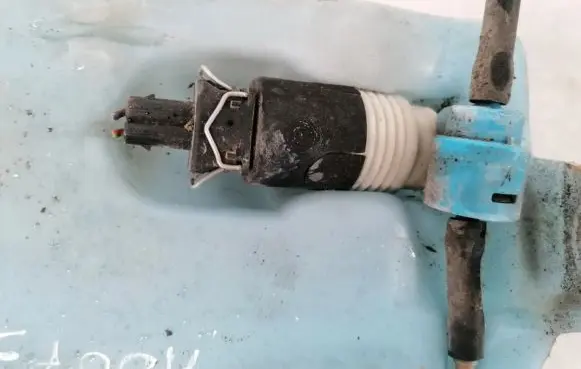 Volkswagen Golf III Windscreen/windshield washer pump 1h0955453
