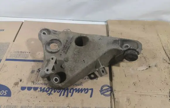 BMW X5 F15 Engine mounting bracket 67871110