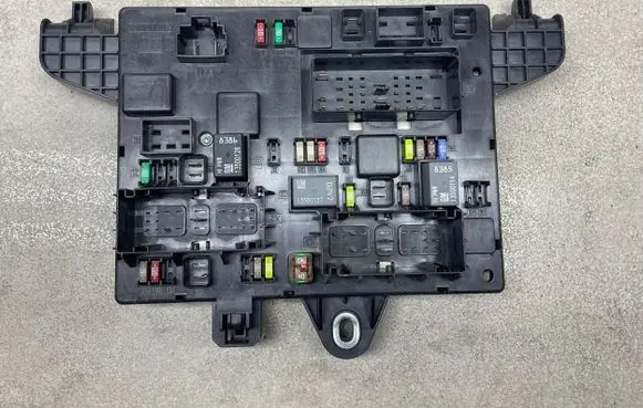 Opel Astra J Fuse module 13302301 365927271