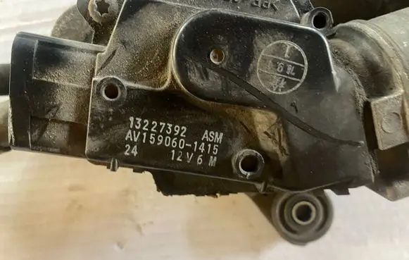 Opel Insignia A Wiper motor 13227392 AV1590601415