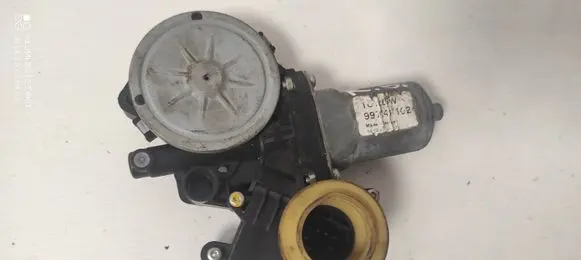 Toyota Corolla E120 E130 Rear door window regulator motor 698400F020 997249102