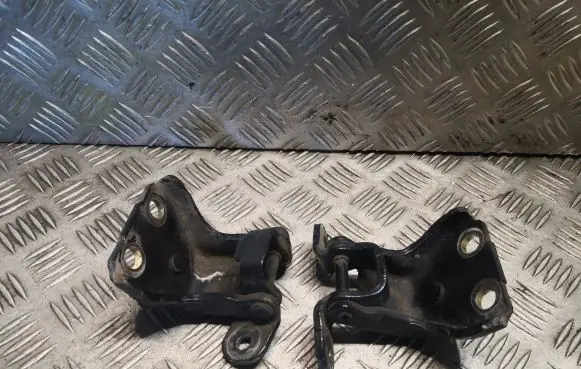 Mercedes-Benz ML W163 Front door upper hinge 1637200037 A1637200037