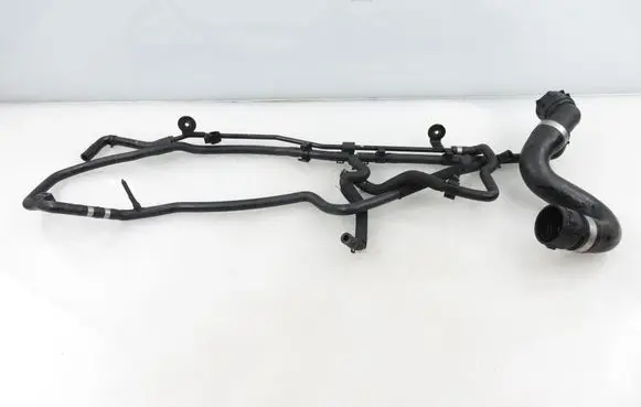 Volkswagen Touareg I Engine coolant pipe/hose 7P0122101A 7P6122447S