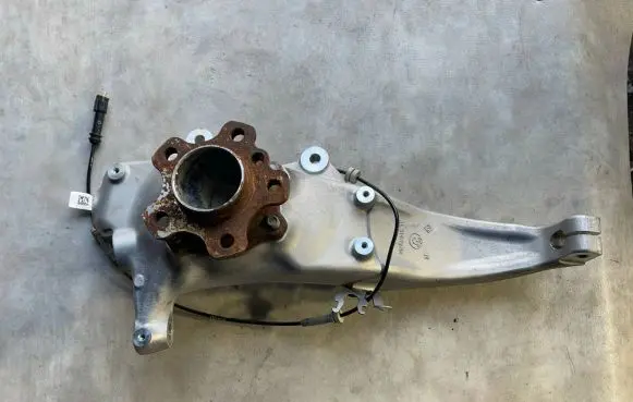 BMW 5 G30 G31 Front wheel hub 688438202 002047