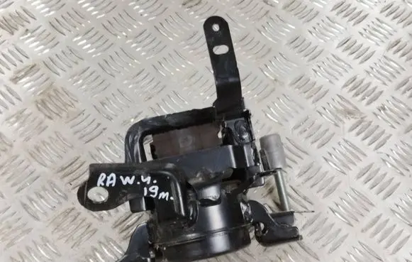 Toyota RAV 4 (XA50) Engine mount bracket