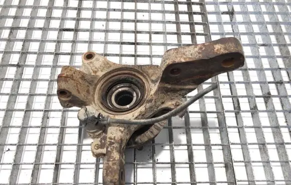 Subaru Forester SF Front wheel hub spindle knuckle