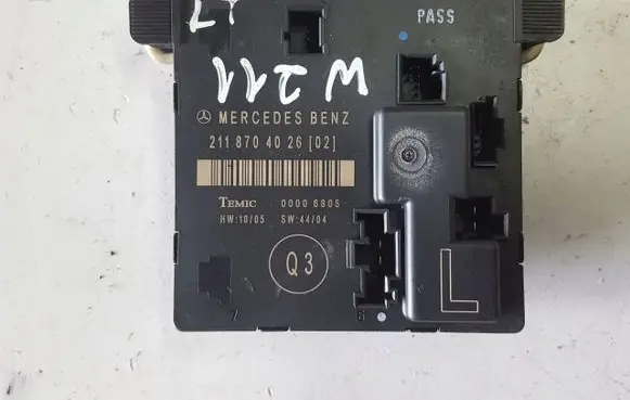 Mercedes-Benz E W211 Door control unit/module 2118704026