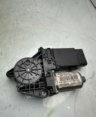 Volkswagen PASSAT B5.5 Front door window regulator motor 3B4837751LD 193000000