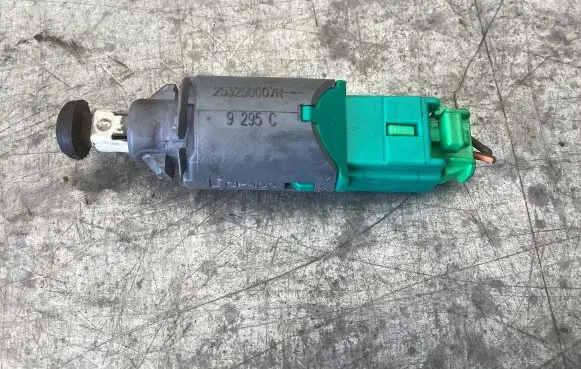Renault Megane III Brake pedal sensor switch 253250007R 9295C