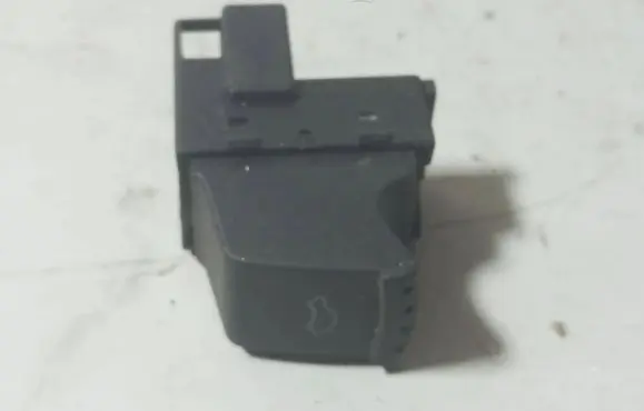 Volkswagen PASSAT B5.5 Tailgate opening switch 1J0959831A