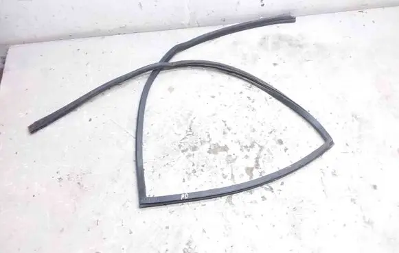 Land Rover Defender Front door rubber seal 