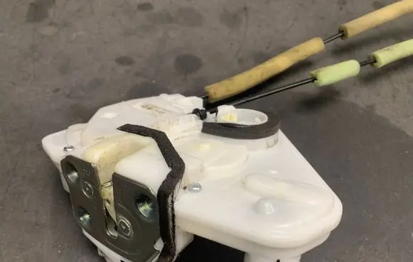 Mazda 6 Front door lock E0269