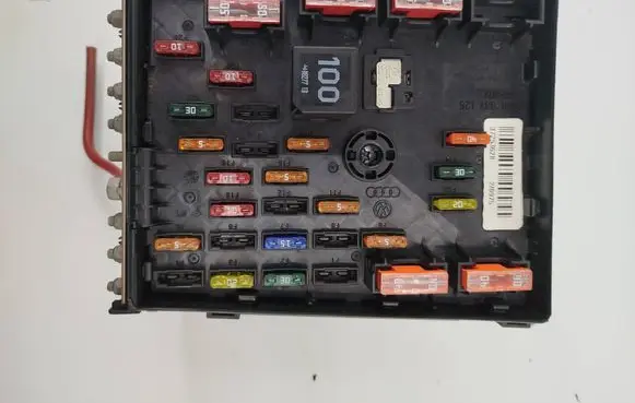 Volkswagen PASSAT B6 Fuse module 37253628 20975