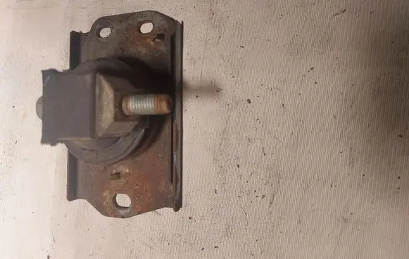 Opel Vivaro Engine mount bracket 8200378211