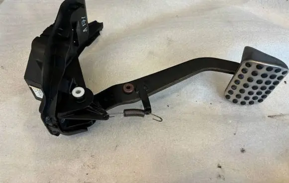 Mercedes-Benz SLK R171 Brake pedal a1712901101 1712901101