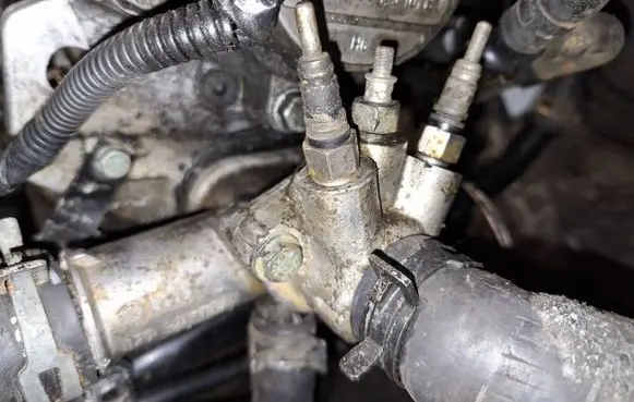 Volkswagen Golf IV Engine coolant pipe/hose 038121133a