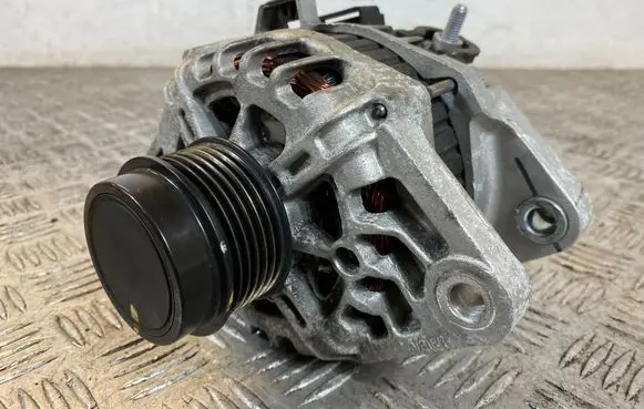 Hyundai i30 Generator/alternator 373002B700 2610164 135V90A