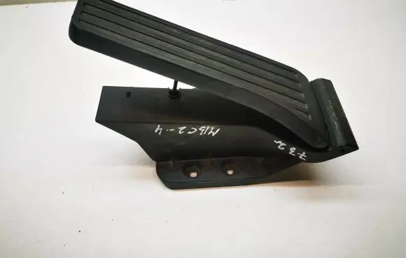 Mercedes-Benz C W204 Accelerator throttle pedal A2043000082 A2043000004