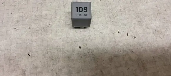 Volkswagen Transporter - Caravelle T5 Other relay 1J0906381A 064142E 109