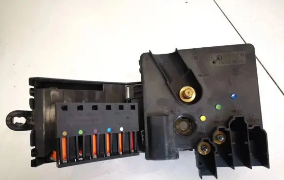 Mercedes-Benz CLS C219 Fuse box set 2115461241
