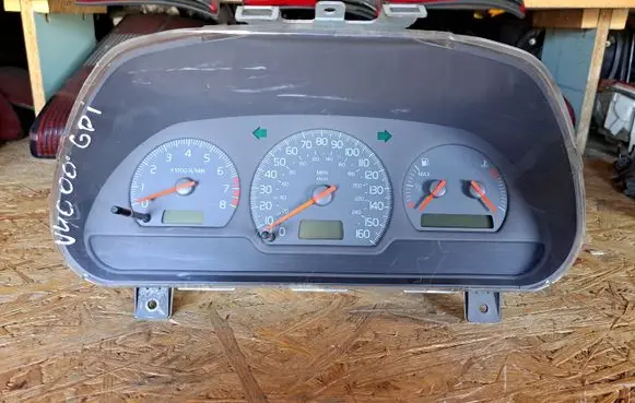 Volvo S40, V40 Speedometer (instrument cluster) 30889715 90889715E 01W15D1