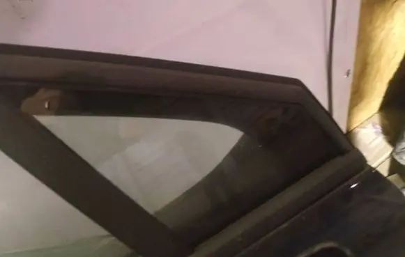 Citroen C5 Front door vent window glass four-door as2