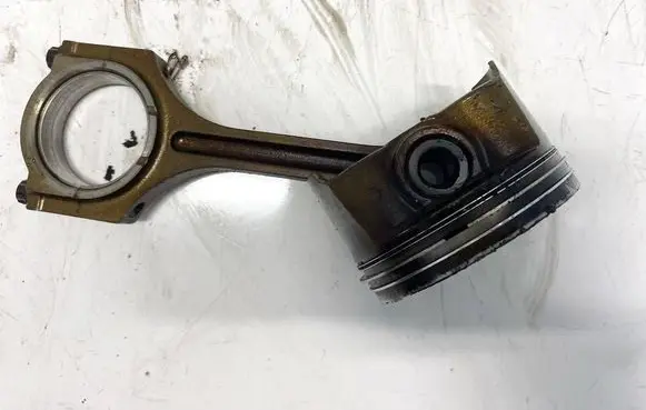 Hyundai Santa Fe Piston with connecting rod