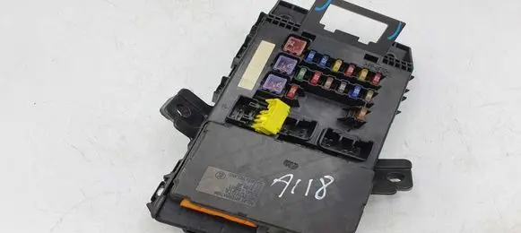 Toyota Avensis T220 Fuse module 8264105011